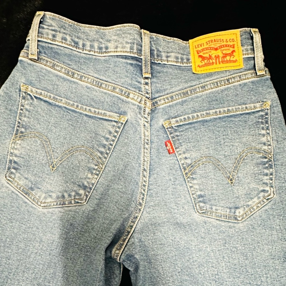 Levi’s High Rise Wide Leg Jeans Light Wash - Picture 9 of 11